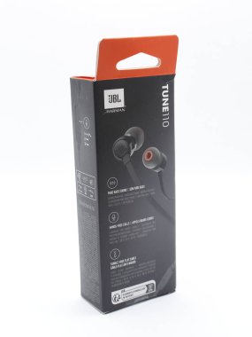 MANILA, PH - 22 Şubat - Jbl 110 kulaklık 22 Şubat 2025 tarihinde Manila, Filipinler 'de. JBL, ABD 'li bir ses ekipmanı üreticisi..