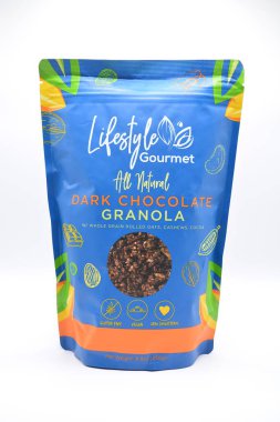 MANILA, PH-22 - 22 Şubat 2025 tarihinde Manila, Filipinler 'de Yaşam Tarzı Gurme Tüm Doğal Kara Çikolata Granola. Yaşam tarzı gurmesi Filipinler 'de bir yemek üreticisi..