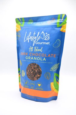 MANILA, PH-22 - 22 Şubat 2025 tarihinde Manila, Filipinler 'de Yaşam Tarzı Gurme Tüm Doğal Kara Çikolata Granola. Yaşam tarzı gurmesi Filipinler 'de bir yemek üreticisi..