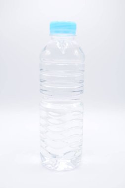 Renkli kapaklı temiz şişede maden suyu.