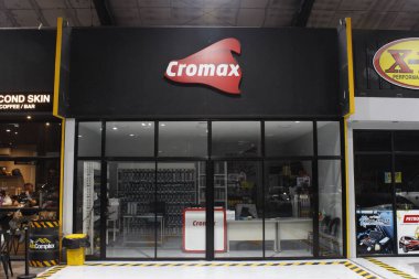 QUEZON ŞEHRİ, PH - 13 Eylül 2025 'te Quezon City, Filipinler' de The AutoComplex 'te Cromax cephesi. Cromax, ABD 'de yenileyen bir kaplama türüdür..