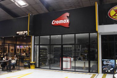 QUEZON ŞEHRİ, PH - 13 Eylül 2025 'te Quezon City, Filipinler' de The AutoComplex 'te Cromax cephesi. Cromax, ABD 'de yenileyen bir kaplama türüdür..