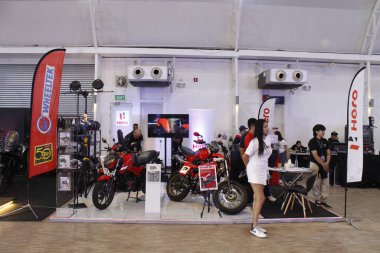 MUNTINLUPA, PH - 6 Eylül 2025 'te Filipinler' in Muntinlupa şehrinde Ride Ph 8. yıldönümünde kahraman standı. Ride Ph, Filipinler 'de bir motosiklet medya platformudur..