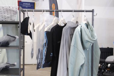 MUNTINLUPA, PH - SEPT 6 - Vespa giysileri 6 Eylül 2025 tarihinde Filipinler 'in Muntinlupa şehrinde Ride Ph 8. yıldönümünde sergilenir. Ride Ph, Filipinler 'de bir motosiklet medya platformudur..