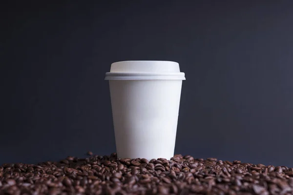 Papír Kávé Csésze Között Pörkölt Kávébab Fekete Alapon — Stock Fotó