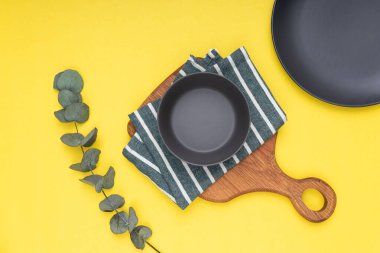 plate on placemat, isolated background, kitchenware