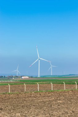 Rüzgar türbinleri rüzgardan enerji üretir, doğada, berrak mavi gökyüzü