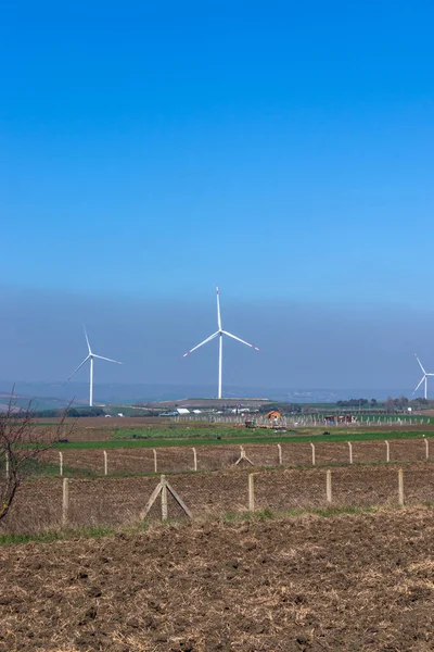 风力涡轮机从风力发电 在自然界中 是晴朗的蓝天 — 图库照片