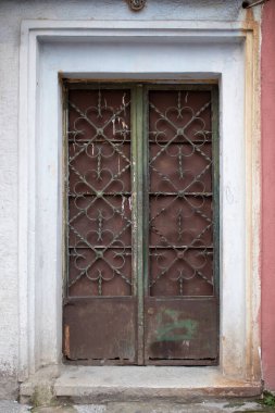 Eski bir binanın demir kapısı.