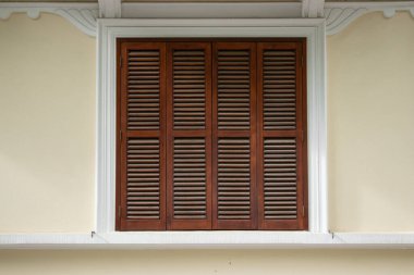 Geri çekilebilir ahşap pencereli klasik mimari