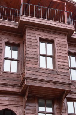 Izgara pencereli ve balkonlu ahşap ev restore edildi.