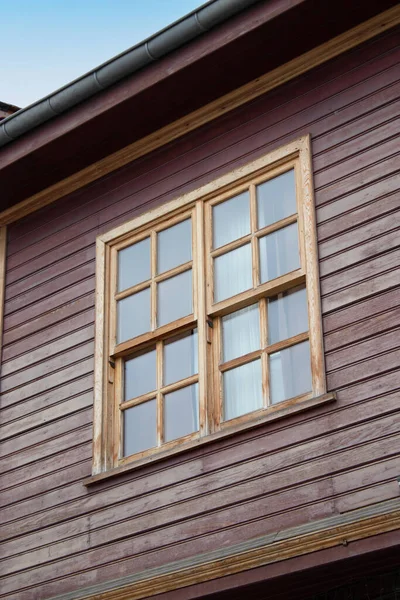 Ahşap evlerin ızgarası olan ahşap pencere.