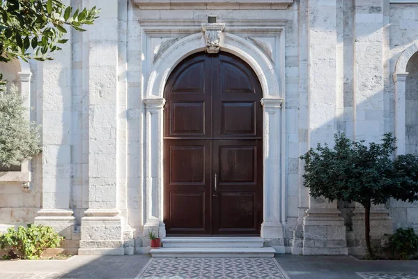 Kilise kapısı basit ve zarif bir mimari.