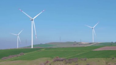 Rüzgar türbinleri rüzgardan enerji üretir, doğada, berrak mavi gökyüzü