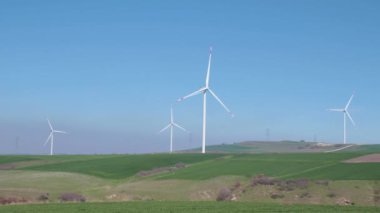 Rüzgar türbinleri rüzgardan enerji üretir, doğada, berrak mavi gökyüzü