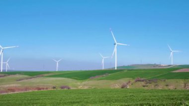 Rüzgar türbinleri rüzgardan enerji üretir, doğada, berrak mavi gökyüzü