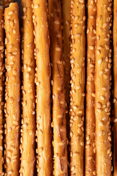 Susam tohumlu tuzlu ekmek, yakın düzenleme, fırında atıştırmalık.