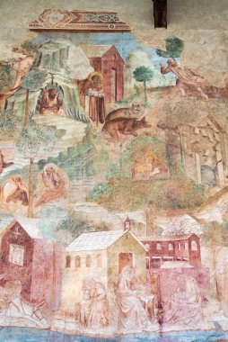 Dini ortaçağ fresklerine yakın çekim. Eski katolik bir kasabada ilk günlerdeki hayatı resmediyor.