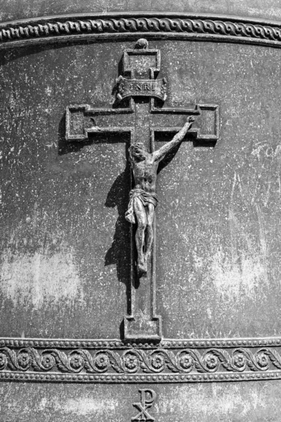 Czarno Białe Zdjęcie Pokazujące Zbliżeniu Krucyfiks Wyrzeźbiony Metalowej Ścianie — Zdjęcie stockowe