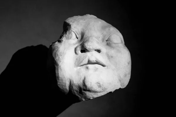 古代の彫像の荒廃した顔をクローズアップで示す黒と白の写真 — ストック写真