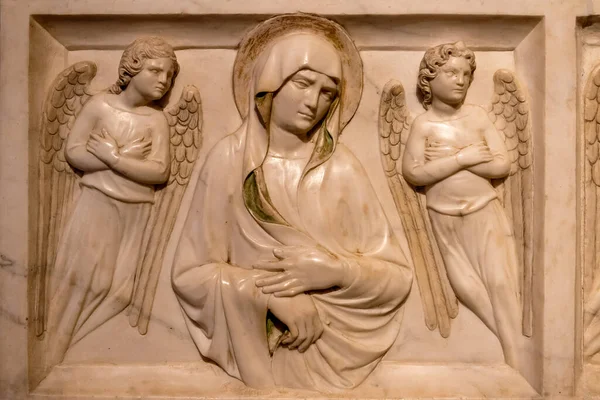 Zbliżenie Rzeźby Religijne Rzeźbione Marmurowym Murze Kościele Katolickim Przedstawiającym Matkę — Zdjęcie stockowe