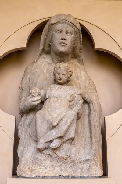 圣母玛利亚和圣婴耶稣大致是用石头雕成的 — 图库照片