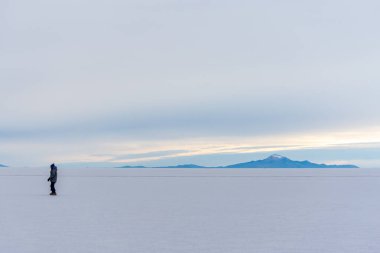 Uyuni 'nin tuzlu düzlüklerinde yalnız kâşif