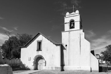 San Pedro de Atacama 'daki eski koloni kilisesinin siyah beyaz fotoğrafı.