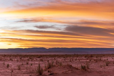 Atacama çölünde günbatımı ışıkları