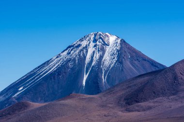 Atacama Çölü 'nde karla kaplı volkanik zirve