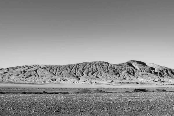 Svartvitt Foto Öde Berg Atacama — Stockfoto