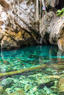 Brezilya 'daki mağaranın dışında şeffaf turkuaz suyu olan gölet.