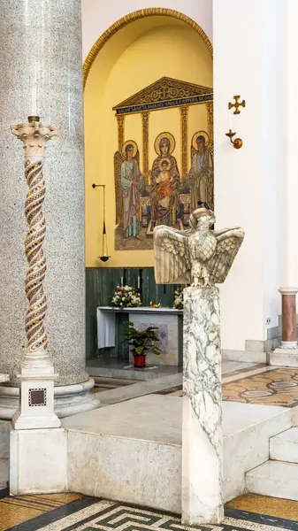 Forntida Romerska Pelare Och Medeltida Religiösa Mosaik Dekorera Kyrkans Interiör — Stockfoto