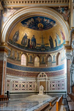 Roma 'daki Laterano Bazilikası' nda San Giovanni 'nin içindeki altın dini mozaikle kaplı iç duvar.