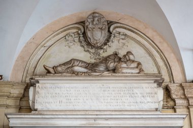 İtalya 'daki tarihi Bazilika' nın giriş kapısının üstündeki mermer duvara oyulmuş heykele yakından bakın.