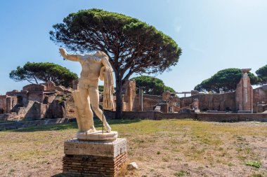 Antik Ostia 'daki binaların dışındaki harabelerde bulunan Roma heykeli