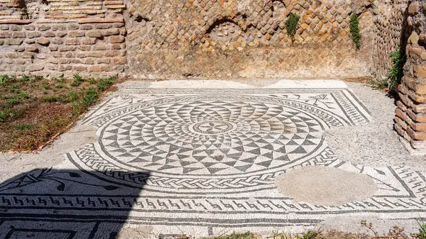 Eski Roma dekoratif mozaiğinin kalıntıları bir mandala deseni gösteriyor