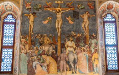 Eski freskin bir parçası İsa ve iki hırsızın çarmıha gerildiğini gösteriyor.