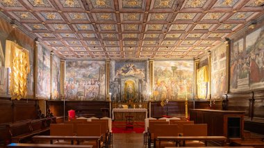 Ahşap tavanı ve freskleri olan özel ortaçağ şapelinin iç manzarası.