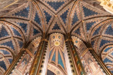 İtalya 'nın Padua kentindeki Saint Anthonys katedralinde tavan dekorasyonu manzarası