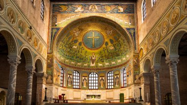 Ravenna 'daki Bazilika' nın içinde renkli dini mozaik dekorasyon tavanı manzarası yok.