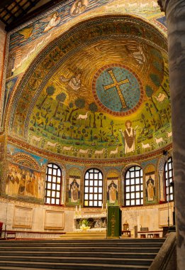 Renkli dini mozaik dekorasyon kubbe tavanı sunağın üstünde Ravenna Bazilikası içinde