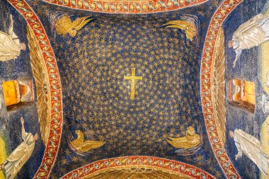 Ravenna 'daki Katolik Bazilikasının tavanını süsleyen renkli ortaçağ mozaikleri yıldızlarla, meleklerle ve azizlerle çevrili mavi gökyüzünde altın bir haç gösteriyor.