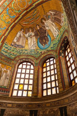 Renkli ortaçağ mozaikleri Ravenna 'daki Katolik Bazilikası' nın tavanını dekore eden İsa 'nın etrafında oturan melekleri gösteriyor.