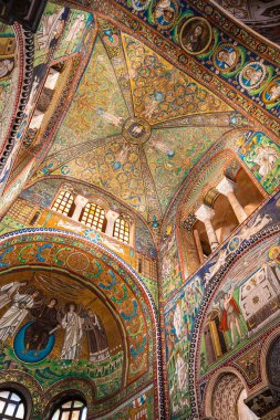 Ravenna 'daki ortaçağ Bazilikası içindeki tavan ve duvarları süsleyen renkli mozaikler.