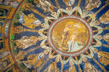 Ravenna 'da İsa' nın vaftiz törenine tanıklık eden azizleri temsil eden renkli mozaiklerle süslenmiş bir bazilika tavanı.