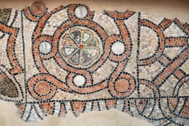Antik mozaiğin kalıntılarına yakın çekim dairesel bir desen gösteriyor