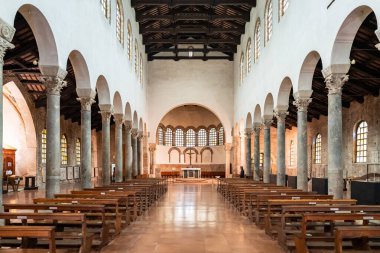 Ravenna 'daki eski kilisenin içi bomboş.