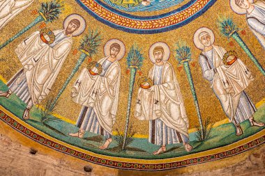 Dini mozaik, Ravenna 'daki ortaçağ kilisesinde taç giyen bir grup erken Hıristiyan azizi gösteriyor.