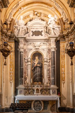 Ravenna 'daki kilisenin içindeki Hıristiyan azize sunağı.